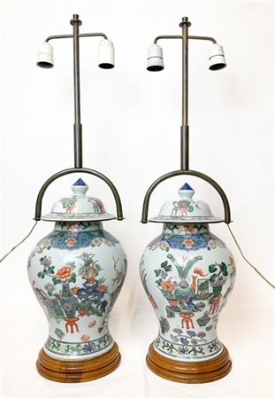 Manifattura orientale. Coppia di potiches in porcellana decorata in policromia