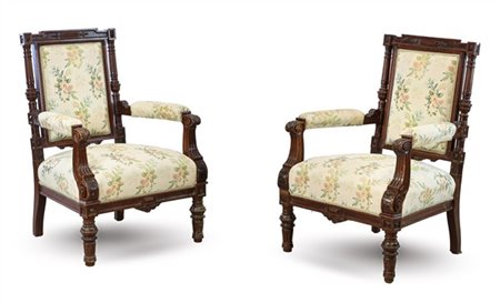 Coppia di poltrone in mogano tornito e scanalato. Rivestimento in tessuto opera