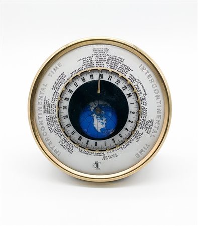 Intercontinental Time.
Orologio da scrivania con ore del mondo, cassa in legno