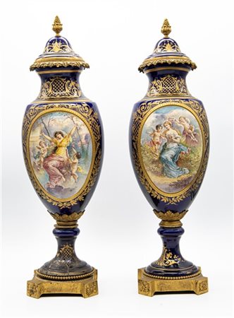 Manifattura francese, fine secolo XIX. Coppia di elementi decorativi a forma di