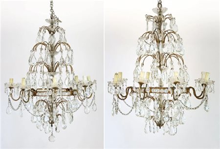 Coppia di lampadari in metallo dorato a otto luci con pendenti e raccordi in ve