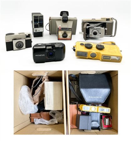 Lotto composto da due cartoni contenenti macchine fotografiche e ricetrasmitten