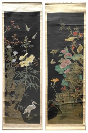 Due scroll, inchiostro su seta, con decoro floreale policromo 
Cina, secolo XX