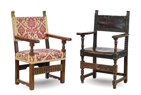 Lotto composto da due seggioloni in legni vari con braccioli dritti, uno con fa