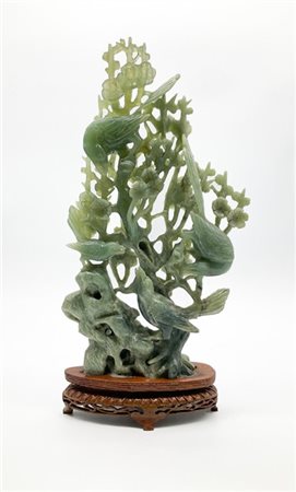 Gruppo in pietra verde scolpita e traforata raffigurante volatili su rami fiori