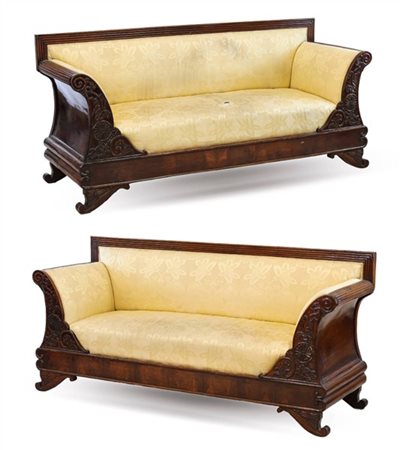 Coppia di divani in mogano con fronte decorato da rilievi a volute fogliacee, b