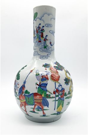 Vaso a bottiglia in porcellana Wucai decorato da figure tra nuvole in un paesag