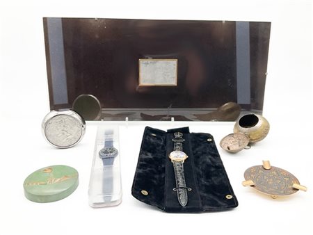 Cartone contenente due multipli moderni su lamina d'argento, alcuni orologi da