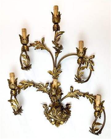 Applique a sei luci in metallo dorato con decoro a motivi fogliacei (h cm 83, l