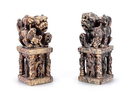 Coppia di sigilli in forma di cani di Pho su sostegno a colonna con figure a ri
