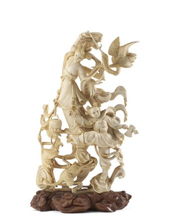 Gruppo in avorio inciso e traforato
 con figure tra nuvole e volatili
Cina, din