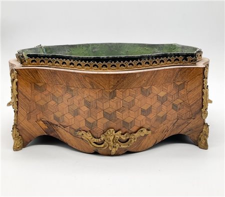 Fioriera d'appoggio di forma sagomata e decorata a marqueterie in legni vari, p