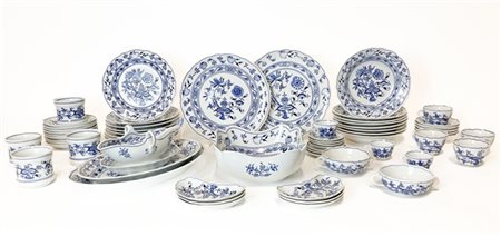 Manifattura cecoslovacca, secolo XX. Parte di servizio da tavola in porcellana