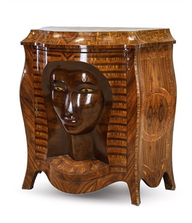 Stipo curiosamente grottesco di forma sagomata con anta a volto femminile egizi