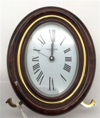 CARTIER 
Sveglietta da tavolo di forma ovale in metallo color oro e smalto simi
