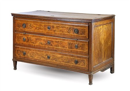 Madia in noce filettato con specchiature in radica, fronte a tre finti cassetti