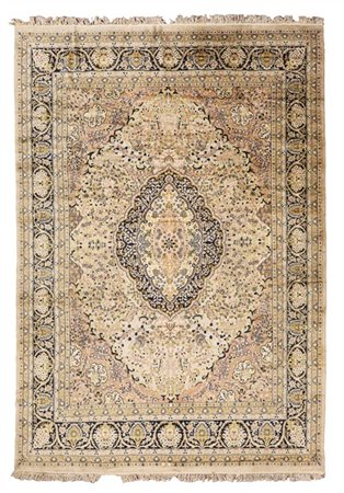 Tappeto Shrinagar, India, secolo XX. Decoro con medaglione a fondo bianco e blu