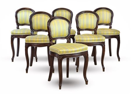 Gruppo di sei sedie in legno tinto mogano con gambe anteriori mosse e posterior