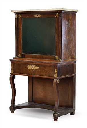 Secretaire lastronato in mogano, parte superiore con calatoia centrata da specc
