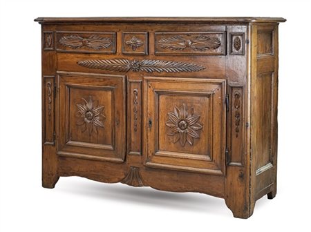 Credenza in noce con fronte a due ante pannellate e tre cassetti, decori intagl