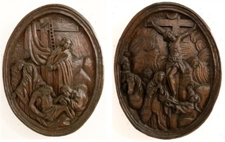Arte del secolo XIX. Coppia di altorilievi in legno intagliato di forma ovale r