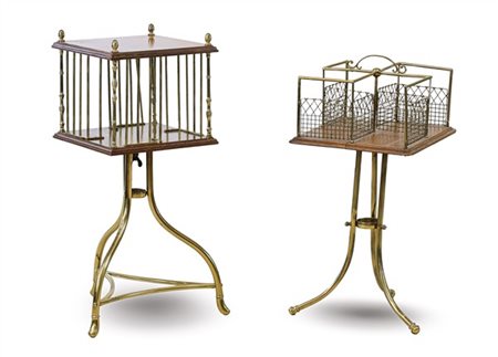 Due librerie girevoli con ripiani in legno, divisori e sostegno tripode in otto