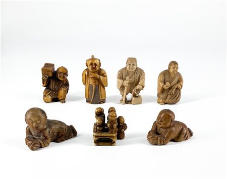 Collezione di quattro netsuke, due figure di saggi in pietra e un piccolo okimo