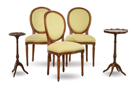 Lotto composto da tre sedie in stile Luigi XVI e due tavolini di diversa forma