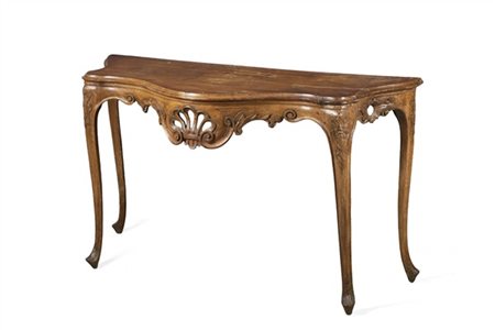 Console di forma sagomata in noce intagliato con decoro a volute fogliate e car