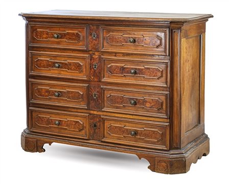 Cassettone scantonato in legni vari, fronte a quattro cassetti con inserti in r