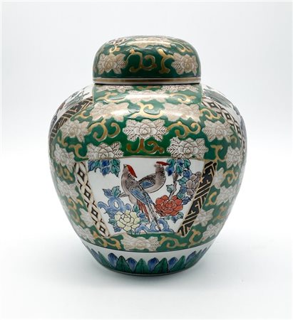 Potiche con coperchio in porcellana dipinta in policromia a fondo verde con dor