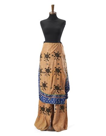 Ensemble di pantalone e gonna confezionati per una rappresentazione teatrale co