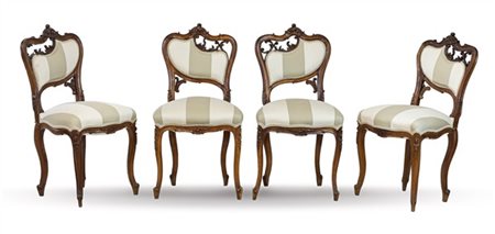 Gruppo di quattro sedie in stile Barocchetto con schienali traforati e intaglia