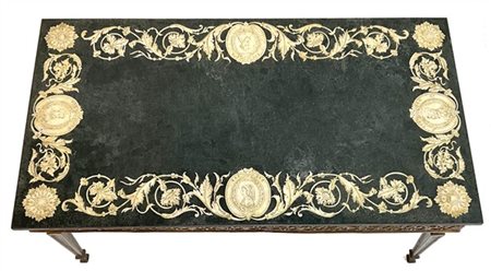 Piano in scagliola con bordura decorata da girali di foglie e fiori alternati d