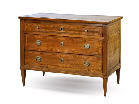 Cassettone in noce con fronte a tre cassetti, di cui uno a mezza altezza sottop