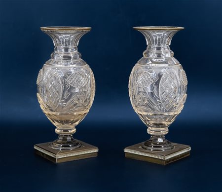 Coppia di vasi a balaustro in vetro molato a motivi geometrico con collo e base