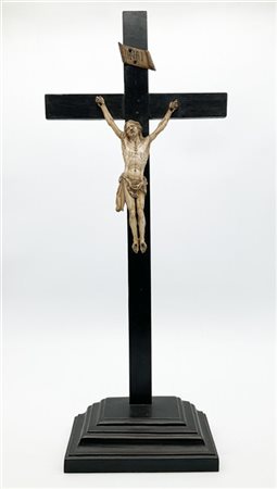 Arte del secolo XIX. Cristo crocifisso in avorio scolpito su croce in legno eba
