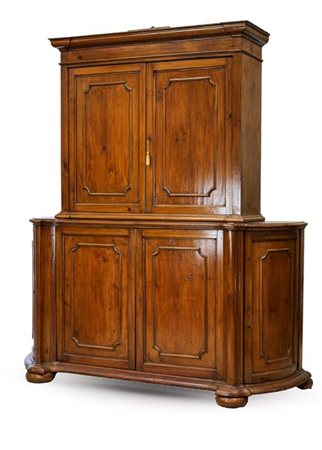 Mobile a due corpi in legno dolce, parte inferiore sagomata con due sportelli p