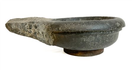 Antica acquasantiera tonda da parete in marmo nero (cm 53x15x37) (difetti)