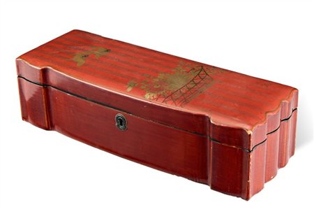 Scatola rettangolare di forma sagomata in legno laccato rosso con vaso di fiori