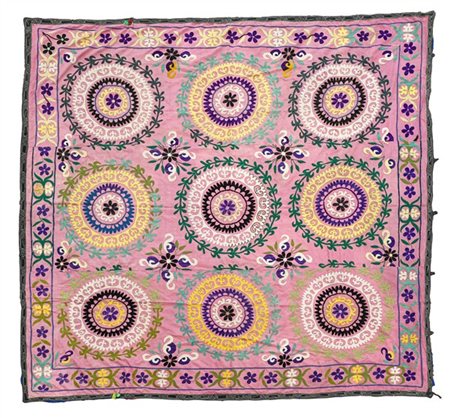 Tessuto Suzanì, Uzbekistan/ Turkestan orientale, fine secolo XIX. Ricamo in set