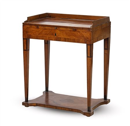 Piccolo scrittoio da centro impiallacciato e filettato in legni vari, piano sco