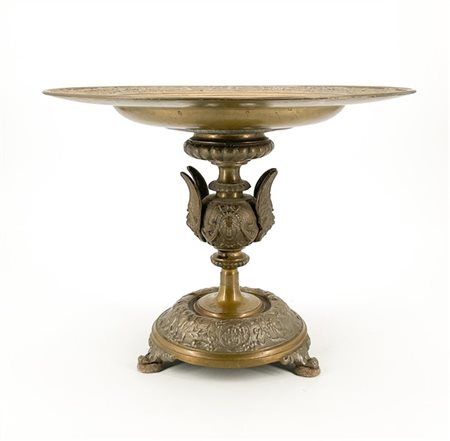 Manifattura francese, fine secolo XIX. Alzata in bronzo decorato a bassorilievo