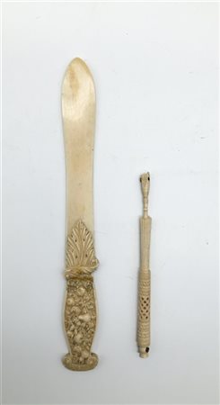 Arte del secolo XIX. Lotto in avorio composto da un tagliacarte di forma sagoma