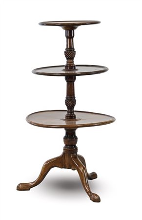 Tavolino a tre ripiani circolari in mogano, fusto tornito e sostegno tripode. I