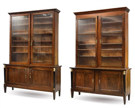 Due librerie in noce a due corpi, parte inferiore a due sportelli pannellati e