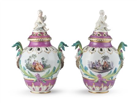 Manifattura KPM, Berlino. Coppia di vasi brucia profumo con coperchio in porcel