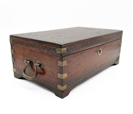 Manifattura Indo-portoghese, secolo XIX. Scatola da viaggio in legno di sandalo