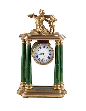 Orologio a portico in metallo dorato con colonne in smalto verde sormontato da