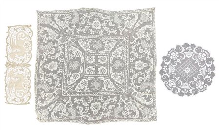 Lotto composto da numerosi pizzi e centrotavola al tombolo e all'uncinetto (dif